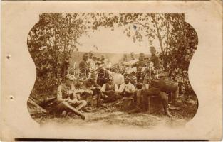 1915 Osztrák-magyar katonák, tábori konyha / WWI K.u.K. military, field kitchen, group of soldiers. photo + "Kanonenbatterie No. 9. des K.u.K. Feldkanonenregiment No. 20." "K.U.K. FELDPOSTAMT 350" (lyukak / holes)