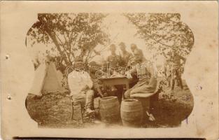 1915 Osztrák-magyar katonák csoportja / WWI K.u.K. military, group of soldiers. photo + "Kanonenbatterie No. 9. des K.u.K. Feldkanonenregiment No. 20." "K.U.K. FELDPOSTAMT 350" (lyukak / holes)