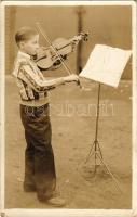 Fiú hegedűvel / boy with violin. photo (EK)
