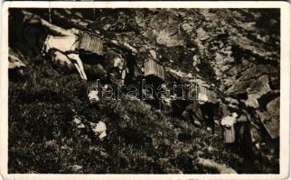 M. kir. kárpátaljai 4. honvéd hegyi zászlóalj harcgyakorlata 1942. október 7-8-án a Horthy Miklós csúcson. Bozsuk Gy. kiadása / WWII Hungarian military, mountain troops exercise in the Transcarpathian Mountains (EM)