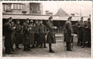 1944 Magyar katonák csoportja / WWII Hungarian military, group of soldiers. photo (fa)