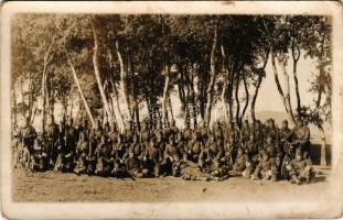 Osztrák-magyar katonák csoportja, köztük szanitécek és kerékpáros katonák / WWI K.u.K. military, group of soldiers and medics. photo (kopott sarkak / worn corners)