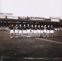 1937 Magyarország - Csehszlovákia (8:3) labdarúgó-mérkőzés fotója, paszpartuban, üvegezett keretben, látható: 5x5 cm, keret: 15x15 cm