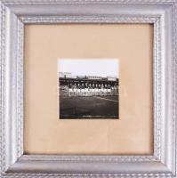 1937 Magyarország - Csehszlovákia (8:3) labdarúgó-mérkőzés fotója, paszpartuban, üvegezett keretben,...