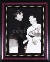 1962 Magyarország - Uruguay labdarúgó-mérkőzés műsorfüzet, sérült, különvált elülső borítóval, 32 p. + Bozsik József 100-szoros magyar válogatott labdarúgót ábrázoló fotó, üvegezett keretben, 17,5x13 cm, keret: 25x20 cm