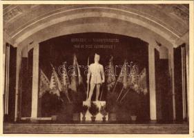 1848-49-es honvéd szobra, háttérben a Szovjetuniótól kétízben visszakapott szabadságharcos zászlókkal. Magyar Hadtörténelmi Múzeum / Statue of Honvéd of 1848-49. In the background the flags of the Hungarian War of Liberty 1848-49, returned by the Soviet Union. Hungarian Museum of Military History