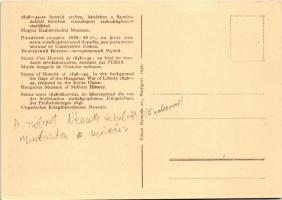 1848-49-es honvéd szobra, háttérben a Szovjetuniótól kétízben visszakapott szabadságharcos zászlókka...