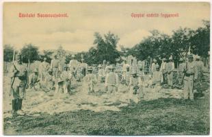 Szamosújvár, Gherla; Gyapjút szárító fegyencek, K.u.K. katonák őrizete mellett. W.L. 1885. / prisoners drying wool, guarded by K.u.K. soldiers (EK)