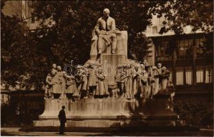 Budapest V. Vörösmarty Mihály szobra