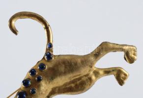 Carolyne Roehm kövekkel kirakott macska bross, h: 17 cm