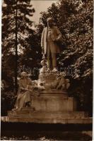 Budapest V. Semmelweis szobor