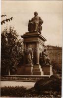 Budapest V. Deák Ferenc szobor