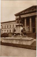 Budapest VIII. Magyar Nemzeti Múzeum, Arany János szobor