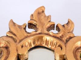 Neobarokk tükör. Faragott aranyozott fa, fazettált, hibátlan tükör. XX sz. közepe. 55x41 cm