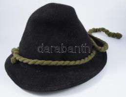 Régebbi vadászkalap és lovaglókalap