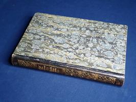 [Restif, Nicolas] Rétif de la Bretonne:  Revolutionsnächte. Deutsch von Else von Hollander. München, (1920). Hyperionverlag (Gedruckt von Poeschel & Trepte, Leipzig). 1 t. (címkép) + [4] + 225 + [3] p. + 28 t. Első német kiadás. Bibliofil kiállítású kötetünk kolofonja: "Dieses Buch wurde im Januar 1920 gedruckt. Die Bilden wählte nach Vorlagen zeitgenössischer Stiche Max von Boehn aus. Den Einband zeichnete Emil Preetorius". Nicolas Restif, azaz Rétif de la Bretonne (1734-1806) a francia XVIII. század egyik legtermékenyebb írója. A parasztszülőktől származó szerző nyomdászsegédnek tanult, felesége vagyonára támaszkodva kezdte meg műveinek kiadását. Szerteágazó témájú műveiben emlékezetes képet fest a késő XVIII. századi francia társadalomról. Népszerűségét elsősorban műveinek sikamlós, kimondottan pornográf részleteinek köszönhette, de írt tudományos-fantasztikus regényeket, valamint történelmi visszaemlékezéseket is. Ez a műve a francia forradalom 1789-1793 közötti időszakának krónikája. (A visszaemlékezés nyomán 1989-ben hétrészes tévéfilmsorozat is készült.) Példányunk a munka első német kiadásából való, kötését Emil Preetorius német grafikusművész tervezte. Díszesen aranyozott kiadói félbőr kötésben, felül aranyozott lapszélekkel. Jó példány.