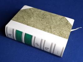 Weszprémi István Magyarország és Erdély orvosainak rövid életrajza. Succinta medicorum Hungariae et Transylvaniae biographia. Fordította Kővári Aladár. Második száz, II. rész. (Számozott.) Budapest, 1968. Medicina Könyvkiadó (Franklin Nyomda). 1017 + [1] p. Egyetlen magyar nyelvű kiadás. Összesen 550 példányban megjelent, számozott bibliofil kiadás. Kolofon: "E becses orvostörténeti forrásművet, amely magyar nyelven eddig nem, latinul pedig alig volt hozzáférhető, az Országos Orvostörténeti Könyvtár támogatásával a Medicina Könyvkiadó adja közre, kettős nyelvű változatban. Az igényes nyomdai munkálatokat Rózsa István és Deák Károly irányítása alatt végezték. Az eredetihez hű kötés és borító Pap Klára grafikusművész tervei szerint készült. A szedéshez a Misztótfalusi Kis Miklósról elnevezett betűcsaládot használtuk fel. Példányszám: 550 db, amelyből 150 példányt félbőrbe kötöttünk és sorszámoztunk. Ez a könyv a 115. példány". Weszprémi István (1723-1799) orvos, a hazai orvostörténet-írás megalapítója. Hatalmas könyvtárára támaszkodva írta meg fő művét, a "Succinta medicorum Hungariae et Transylvaniae biographia" című munkáját, mely a Magyarországon és Erdélyben működött orvosok életrajzát és könyvészetét adja közre. A mű négy kötetben jelent meg, 1774 és 1783 között, a magyar fordítás szintén négy kötetben, 1960 és 1970 között látott napvilágot. Weszprémi orvosi életrajz-gyűjteménye sokkal több, mint egyszerű életrajz-lajstrom: biográfia-gyűjteményében a középkori és újkori Magyarország és Erdély művelődéstörténete elevenedik meg. Orvosaink némelyike idegenben született, és csak hadi szerencsétlenségnek betudhatóan került az országba, és kezdte meg praxisát. A kötet orvosai közül jó néhány kalandor tendenciákkal is bírt, az orvoslás mellett bőven foglalkozva politikával, alkímiával, aranycsinálással, pénzhamisítással, népámítással és füvészettel. Más orvosaink tiszteletreméltóságáról a hozzájuk írt latin nyelvű ódák, elégiák vallanak, belőlük a munka szívesen idéz. Köteteink oldalain időről időre alkimista szimbólumok, illetve pénzérmékről készült ábrák is felbukkannak, ezzel utalva egy-egy szereplőnk alkímiai, illetve numizmatikai jelentőségére. Végül pedig elmondható: gyűjteményünk némelyik életrajza valóságos rémtörténet, így Jeszeni János példás orvosunk élete külföldi összeesküvésbe keveredve rémes véget ér. Aranyozott gerincű kiadói félbőr kötésben, kiadói védőborítóban. Szép példány. Ritka.