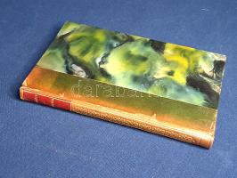 Valéry, Paul:  Charmes. (Számozott.) Paris, (1926). Librairie Gallimard (Imprimé par Maurice Daraniere, Dijon). 125 + [3] p. Paul Valéry (1871-1945) francia költő alkotói pályája 1897-től húsz évig szünetelt. Kötetünk az 1917-től újrainduló költői életmű második korszakának fontos műve, amely az induló szürrealistákra komoly hatással volt. Jelentőségére való tekintettel bibliofil, számozott változatban elkészült kötetünk kolofonja: "Il a été tiré de la présente édition six mille deux cent quatre vingt quatorze exemplaires savoir: soixante quatorze exemplaires seu Roma Tiziano, dont vingt quatre exemplaires hors commerce numérotés de HC. 1 á HC. 24. et cinquante exemplaires numérotés de I a L. Deux cent vingt exemplaires sur vélin pur fil du Marais, dont vingt exemplaires hors commerce numérotes de HC. 25 á HC. 44 et deux cents exemplaires numérotés de LI á CCL. Et six mille exemplaires sur vélin, numérotés de 1 á 6000. Exemplaire numéro 4604". Az első előzéken Ex libris és kereskedői könyvjegy, példányunk két levelén apró szakadás. (Éditions de la Nouvelle Revue Francaise.) Poss.: Mattyasovszky Erzsébet (1893-1968) könyvgyűjtő, a külügyminisztérium munkatársa. Aranyozott gerincű korabeli félbőr kötésben, felül aranyozott lapszélekkel. Jó példány.