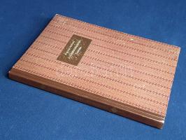 Karikás Frigyes:  A harminckilences dandár. (Számozott.) [Budapest], 1959. Magyar Helikon Könyvkiadó (Békés megyei Nyomdaipari Vállalat Gyomai Telepe). 102 + [6] p. Egyetlen illusztrált kiadás. Kolofon: "Megjelent a Magyar Tanácsköztársaság megalakulásának negyvenedik évfordulójára. A kötet anyaga a Kossuth Könyvkiadó "A járatos ember és más elbeszélések" című, 1957-ben megjelent kiadványa alapján készült. A kötést és a tipográfiát Lengyel Lajos tervezte. Készült a Gyomai (volt Kner) Nyomdában, Egyetemi antikva betűkkel 3200 példányban, ebből 400 példány félbőr-kötésben, számozva. Ez a könyv a 125. számú példány". Oldalszámozáson belül Kádár György egész oldalas illusztrációival. Karikás Frigyes (1891-1938) író, műfordító, kommunista agitátor, a Tanácsköztársaság politikai tisztje. Elbeszélés-gyűjteményében a Tanácsköztársaság háborús eseményeinek állít emléket. A munka elsőként értelemszerűen Moszkvában jelent meg (1927), Kun Béla előszavával. Bibliofil kiállítású kötetünk megjelenésének évében, 1959-ben játékfilmet is készítettek a nagy fantáziával megalkotott történetből. Aranyozott gerincű kiadói félbőr kötésben. Jó példány.