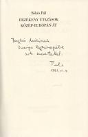 Békés Pál:  Érzékeny útazások Közép-Európán át, avagy Jorik András különös vándorlása volt és való országok földjén. (Dedikált.) Budapest, (1991). Szépirodalmi Könyvkiadó (Gyomai Kner Nyomda Kft.) 321 + [3] p. Első kiadás. Dedikált: "Bajkó Anikónak Európa legközepébe sok szeretettel: Pali. 1991. VI. 4". Békés Pál (1956-2010) író, drámaíró, műfordító, kultúraszervező. 1987-ben írt utazási regénye különös tisztelgés a Kazinczy Ferenc fordította Lawrence Sterne-mű, az "Érzékeny útazások Franczia- és Olaszországban" című regény előtt. Stílusbravúrnak nevezhető regényének főhőse azonban az 1980-as évek végén, vasúton teszi meg érzékeny utazását, Csehszlovákián át a Német Demokratikus Köztársaságba tartva. A megfigyelésekben és ironikus megjegyzésekben gazdag történet csak a rendszerváltás után jelenhetett meg. Prov.: Bajkó Anikó textilművész (1947-2025), Ferenczi Noémi-díjas iparművész, számos kiállítás díjazottja, a Velemi Textilművészeti Alkotótelep szervezője, a budapesti Képző- és Iparművészeti Szakközépiskola óraadó tanára. Gyulai Líviusz által tervezett kiadói kartonkötésben. Jó példány.