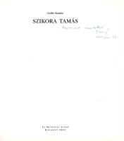 Gellér Katalin:  Szikora Tamás. [Képzőművészeti album.] (Dedikált.) Budapest, 2001. Új Művészet Alapítvány (Nalors Grafika Kft., Vác). 165 + [3] p. Egyetlen kiadás. Dedikált: "[Bajkó] Anikónak szeretettel: [Szikora] Tamás. 2002. jún. 27". Szikora Tamás festőművész (1943-2012), a magyar neokonstruktivizmus kiemelkedő mestere, Munkácsy Mihály-díjas és érdemes művész. Késő expresszionista festményei után 1982-ben talált rá igazi témájára, a dobozfestészetre. Térhatású illúziókat felidéző doboz-festményei, illetve doboz-installációi lelkes közönségre találtak. Színes reprodukciókkal gazdagon illusztrált, angol-magyar nyelvű albumunk 65. oldalától képmelléklet. Prov.: Bajkó Anikó textilművész (1947-2025), Ferenczi Noémi-díjas iparművész, számos kiállítás díjazottja, a Velemi Textilművészeti Alkotótelep szervezője, a budapesti Képző- és Iparművészeti Szakközépiskola óraadó tanára. Feliratozott kiadói kartonkötésben, színes, illusztrált kiadói védőborítóban. Jó példány.