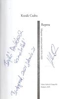 Kozák Csaba:  Repeta. Válogatott művészeti írások 2016-2020. (Dedikált.) Budapest, 2020. Erdész Galéria és Design Kft. (Pannónia Nyomda). 316 p. Egyetlen kiadás. Dedikált: "Bajkó Anikónak szeretettel: Kozák Csaba. Budapest, 2021. február 21". Kozák Csaba (1954-2025) művészeti író, kiállításrendező, angol nyelvtudása révén a Műcsarnok Nemzetközi Kiállítási Osztályának szervezője. Jóllehet művészettörténeti végzettsége nem volt, széles tájékozottságának köszönhetően a bemutatott művészek értékelték megnyitókon elhangzott, kritikai reflexiók helyett a pozitívumokra koncentráló beszédeit, melyeket utóbb tematikus kötetekbe gyűjtött. Kötetünk megnyitó beszédei után, a 195. oldaltól színes képmelléklet, majd a szerző művészeti írásainak bibliográfiája, illetve kiállításmegnyitóinak lajstroma. Az oldalsó lapszéleken apró foltosság, az első fülön életrajz, a hátsó fülön szponzori lista. A művészetírói önmenedzsment érdekes, kortárs példája. Prov.: Bajkó Anikó textilművész (1947-2025), Ferenczi Noémi-díjas iparművész, számos kiállítás díjazottja, a Velemi Textilművészeti Alkotótelep szervezője, a budapesti Képző- és Iparművészeti Szakközépiskola óraadó tanára. Fűzve, színes, illusztrált kiadói borítóban. Jó példány.