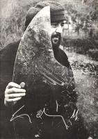 Erdély Miklós kiállítása a székesfehérvári Csók István Galériában. [Kiállítási katalógus.] (1991). Székesfehérvár, 1991. István Király Múzeum Csók István Galériája (Albaswiss Nyomda). 27 + [15] p. Egyetlen kiadás. Erdély Miklós (1928-1986) képzőművész, a hazai neoavantgárd, az akcióművészet és a konceptuális művészet meghatározó alkotója és elméletírója. A Képzőművészeti Főiskolán Bokros Birman Dezső tanítványa volt, majd építészmérnöknek tanult. Az 1960-as években építészként részt vett a Budai Vár rekonstrukciós munkálataiban, majd egy későbbi, építészeti találmányának köszönhetően önállóan finanszírozhatta képzőművészeti kísérletezéseit. Festőként, szobrászként és happening-szervezőként az 1970-es, 1980-as évek szabadelvű művész köreinek öntörvényű, fontos alkotója és elméletírója. Angol-magyar nyelvű, illusztrált kiállítási katalógusunk az életmű előtt tisztelgő székesfehérvári gyűjteményes kiállítás alkalmából készült (1991. október 26. - 1991. december 31.) Katalógusunk első fele az Erdély Miklós-i elmélet magyarázatára tesz kísérletet. (Az István Király Múzeum közleményei, D. sorozat, 207. szám.) Fűzve, illusztrált kiadói borítóban. Jó példány.