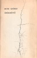 Petri György: Örökhétfő. Chicago, 1984. [Kiadó és nyomda nélkül]. 79 + [5] p. Petri György (1943-2000) első verseskötetei 1974-ben jelentek meg, a következő évtől a szerző publikálási tilalom alá került. Örökhétfő című kötete pályájának alapvető fontosságú munkája, a közép-európai közéleti és magánéleti válságjelenségek, úttévesztések és értelmiségi kilátástalanságok megformált verseskötete, az első szamizdat kiadású verseskötet. Először 1981-ben jelent meg illegálisan, szamizdatban, 940 példányban, szitanyomásban. Példányunk a mű három évvel későbbi, rendkívül ritka kiadása, mely a kolofon szerint Chicagóban készült. A szövegek előtt a költő kocsmapult előtt álló portréja. Fűzve, illusztrált kiadói borítóban. Jó példány.