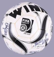 ifj. Albert Flórián (1967- ), Böde Dániel (1986- ), Nagy Ádám (1995- ) és más labdarúgók által aláírt focilabda