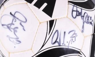 ifj. Albert Flórián (1967- ), Böde Dániel (1986- ), Nagy Ádám (1995- ) és más labdarúgók által aláír...