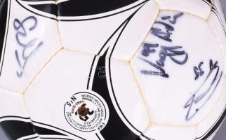 ifj. Albert Flórián (1967- ), Böde Dániel (1986- ), Nagy Ádám (1995- ) és más labdarúgók által aláír...