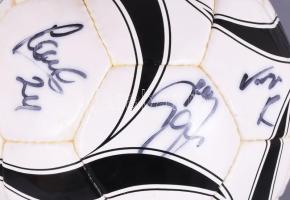 ifj. Albert Flórián (1967- ), Böde Dániel (1986- ), Nagy Ádám (1995- ) és más labdarúgók által aláír...