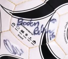 ifj. Albert Flórián (1967- ), Böde Dániel (1986- ), Nagy Ádám (1995- ) és más labdarúgók által aláír...