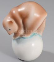 Hollóházi labdán egyensúlyozó medve. Kézzel festett, jelzett, hibátlan. m: 9 cm