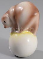 Hollóházi labdán egyensúlyozó medve. Kézzel festett, jelzett, hibátlan. m: 9 cm