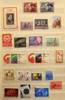 Amatőr gyűjtemény, magyar és külföldi bélyegek A4, 2 közepes és 1 kis berakóban, benne motívum értékek is (állat, sport, művészet, Disney stb.)