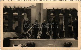 1942 Beregszász, Beregovo, Berehove; Országzászlós hősök emlékének avatása. Neumarker Ferenc felvétele / military monument inauguration, Hungarian flag, shops. photo (EK)