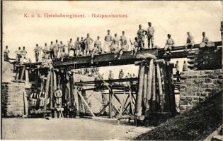 Cs. és kir. vasúti ezred hídépítés közben / K.u.K. Eisenbahnregiment, Holzprovisorium. Verlag Franz Körmer No. 97. / Austro-Hungarian Railroad Regiment, military railway bridge construction, soldiers (EK)