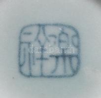 4 darab kínai jelzett fedeles csésze, 2 darabon sérüléssel, d: 10 cm