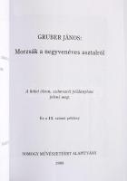 Gruber János: Morzsák a negyvenéves asztalról. Roboz István előszavával. Kaposvár, 2008, Somogy Művészetéért Alapítvány, [Press Print Nyomda], 237, [1] p. A kötet az 1913-ban Kaposváron megjelent kiadás alapján készült Varga István szerkesztésében és utószavával. Mindössze ötven számozott példányban jelent meg, ez a 13. számú. Ritka!  Gruber János (1846-1931 ) ügyvéd, képviselő, lapszerkesztő, író, Kaposvár várostörténetének krónikása. Kaposváron született. Édesapja nem érte meg a születését. Neveléséről özvegy édesanyja gondoskodott a katolikus egyház segítségével. Tanulmányait Kaposváron, Székesfehérváron, Pécsen és Budapesten végezte. Jogász, segédszolgabíró, 48-as párti országgyűlési képviselő, pénzügyi tisztviselő, publicista. Politikai és szépirodalmi cikkei a "Somogymegyei Balpárt", a "Szombathelyi Újság", a "Somogy", a "Somogyvármegye" az "Uj-Somogy" c. lapokban jelentek meg. A Berzsenyi Társaságnak 1904-es megalakulásakor tagja volt. Kaposvár közéletének ismert szereplője. A helyi műkedvelő színjátszók vezetője az 1880-as években. Visszaemlékezései fiatalkorának bohém társasági életét festik elénk. Két jelentős írással ajándékozta meg Kaposvár városát. Az első 1913-ban jelent meg "Morzsák a negyvenéves asztalró" címmel, a második korrajzot 1928-ban "Morzsák az ötvenéves asztalról" címmel írta meg. Nagy nyomorban élt, és halt meg. Kiadói füles papírkötés, jó állapotban.