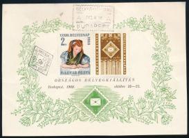 1960 Bélyegnap szelvényes bélyeg emléklapon, "dupla toll" lemezhibával (gyűrődések / creas...