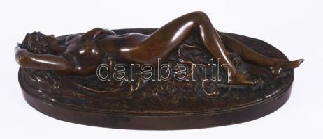 Ismeretlen szobrász: Fekvő női akt. Patinázott bronz, 23x10 cm