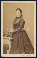 cca 1865 Hölgyportré, keményhátú fotó Kloess G. pesti műterméből, 10×6,5 cm