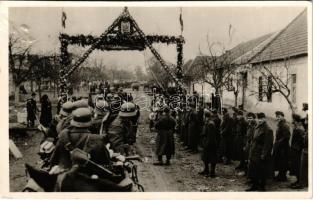 1938 Léva, Levice; a magyar királyi Honvédség bevonulása, díszkapu / entry of the Hungarian troops, gate + "1938 Léva visszatért" So. Stpl. (b)