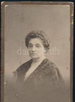 cca 1900 Korbuly Ignác kolozsvári ügyész feleségéről készült fotó, keményhátú portré egy gyulafehérvári műteremből, 10,5×6,5 cm