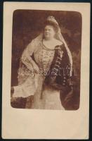 1916 Koronázási emlék, báró Lukachich Béláné, született Matlekovits Róza díszruhában, hátoldalon feliratozott fotólap, 13,5×9 cm