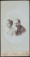 cca 1910 Házaspár portréja, kabinetfotó Fekete Sándor nagyváradi műterméből, kissé foltos, 20,5x11 cm