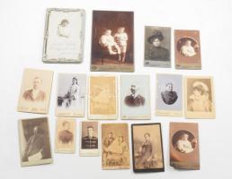 cca 1880-1920 Vegyes keményhátú fotó tétel, közte mignon és promenade fotókkal + egy fotólap fém keretben