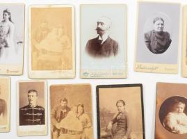 cca 1880-1920 Vegyes keményhátú fotó tétel, közte mignon és promenade fotókkal + egy fotólap fém ker...