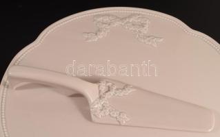 Porcelán talpas tortatál tortalapáttal, d: 31 cm, m: 9 cm